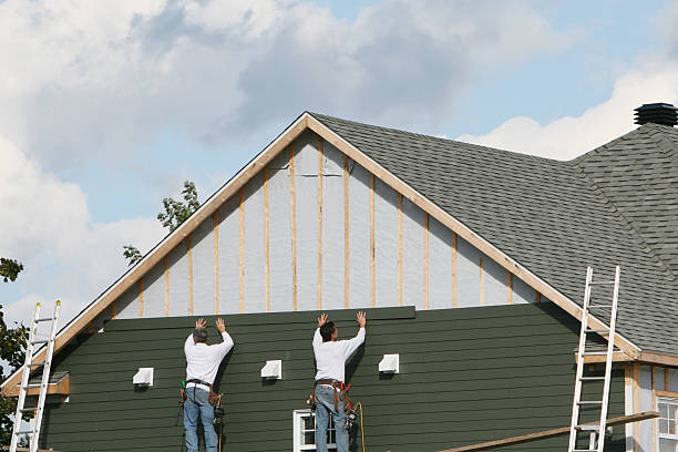 Professional Vinyl Siding technician working in Lindenhurst, IL
